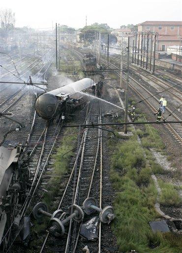 İtalya Viareggio kasabası istasyonunda raydan çıkan, sıvılaştırılmış doğal gaz yüklü iki vagonda meydana gelen patlama sonucu onlarca kişi öldü, ortalık savaş alanına döndü