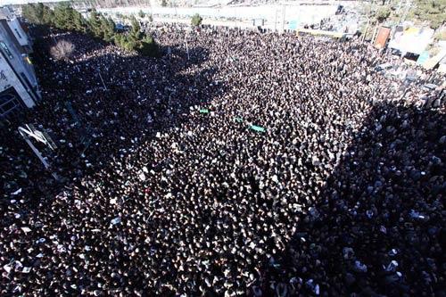İran'da muhalif dini lider Muntazari'nin cenaze töreni yönetimi protesto eylemlerine dönüştü. On binlerce kişinin katıldığı cenaze töreninin ardından polisle reformcular arasında çatışma çıktığını belirtiliyor.