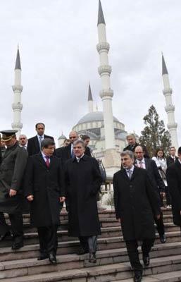 Geçirdiği trafik kazası sonucu hastanede tedavi gören Türk İşbirliği ve Kalkınma İdaresi (TİKA) Başkanı Musa Kulaklıkaya'nın kızının cenazesi toprağa verildi. 16 yaşındaki Sena Kulaklıkaya'nın cenaze töreni, devletin zirvesini buluşturdu.