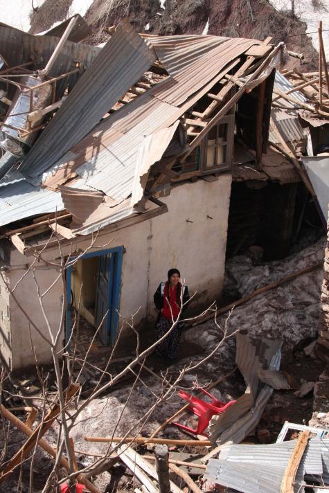 Şantiyedeki çadır ve konteynerlerin uçup karşı tepeye vurduğu ve tamamen parçalandıkları gözlenirken 1 aracın dereye uçtuğu, 1 traktör ve 1 otomobilde de büyük hasar meydana geldiği dikkati çekti.