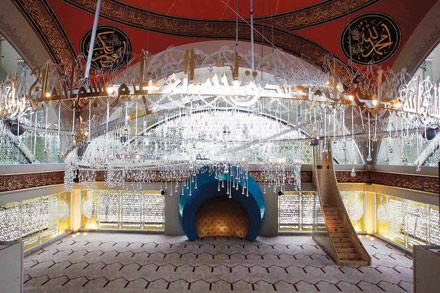 Semiha Şakir Vakfı'nın yaptırdığı modern Şakirin Camisi törenle ibadete açıldı. Tasarımcısı Fadıllıoğlu, "Sinan'ın camilerini seviyorum. Oralarda çok vakit geçirdim" dedi.
