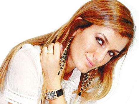 TUĞBA ÖZAY: Trabzonsporlu olan Tuğba Özay da futbola yakın isimlerden. Önceki gün Galatasaraylı eski yönetici Vahap Tanrıverdi'nin sahibi olduğu Çamlıca Beyce Sultan Restaurant'ta sahne alan Özay, "Şike olaylarında adı geçmeyen ender bir kulübümüzsünüz. O yüzden ben de artık Galatasaraylı'yım" dedi.