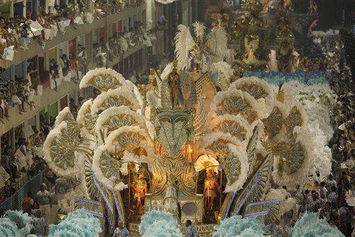 Karnavallar ülkesi Brezilya'nın en meşhur ve dünya çapında ünlü karnavalı Rio'da birbirinden renkli görüntüler ve büyük coşku yaşanıyor.