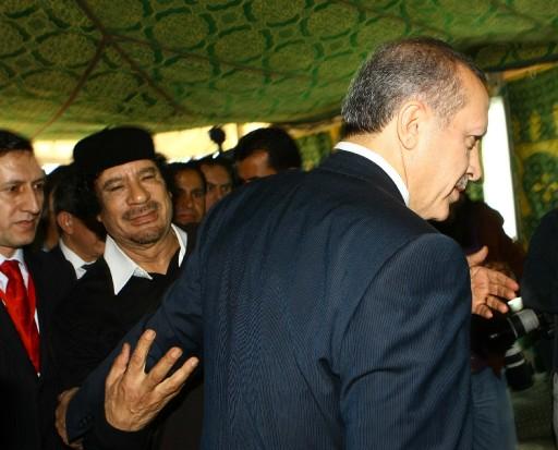 Başbakan Erdoğan ile Libya Lideri Albay Muammer Kaddafi arasındaki görüşme sona erdi. Albay Kaddafi'nin çadırında yapılan görüşme, yaklaşık iki buçuk saat sürdü. Erdoğan'ın ABD'nin bombaladığı binanın defterine düştüğü not dikkat çekti.