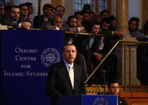 LONDRA G20 ZIRVESI ICIN INGILTERE'DE BULUNAN BASBAKAN RECEP TAYYIP ERDOGAN, OXFORD'DA SHELDONIAN TIYATROSU'NDA OXFORD UNIVERSITESI ISLAM ARASTIRMALARI MERKEZININ TOPLANTISINDA KONUSMA YAPTI.
