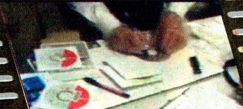 Belge ve malzemeler çuvallara konulmadan önce her birinin üzerinde parmak izi incelemesi yapıldı.
