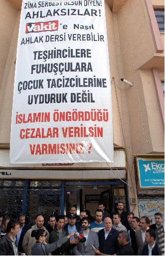 Vakit, "Zina serbest olsun diyen ahlaksızlar! Vakit'e nasıl ahlak dersi verebilir? Teşhircilere, tecavüzcülere, çocuk tacizcilerine, uyduruk değil İslam'ın öngördüğü cezalar verilsin. Var mısınız?" diye sordu...