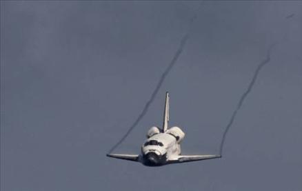 Amerikan uzay mekiği Endeavour, Dünya yörüngesinde 350-400 kilometre yükseltide yapımı süren Uluslararası Uzay İstasyonuna (UUİ) kenetli 16 günlük görevini tamamlayarak Yer'e indi.
