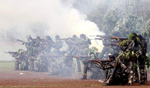 Hindistan'da Maocu görüşe sahip Naxal'cı teröristlerin saldırılarına karşı özel eğitim gören Madhya Pradesh Özel Görev Kuvveti (STF) komandoları gövde gösterisi yaptı.