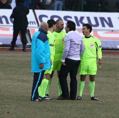 Ankaraspor beraberliği ile zirve yolunda büyük avantaj yitiren Sivasspor'da Bülent Uygun, kulubeyi tekmeledi maç sonunda hakemleri tartakladı.
