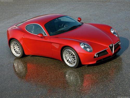 Alfa Romeo 8C Competizione. Sınırlı sayıda üretilmiş olması ve en güzel tasarıma sahip otomobiller arasında gösterilmesi aracın değerinin artacağının göstergesi.