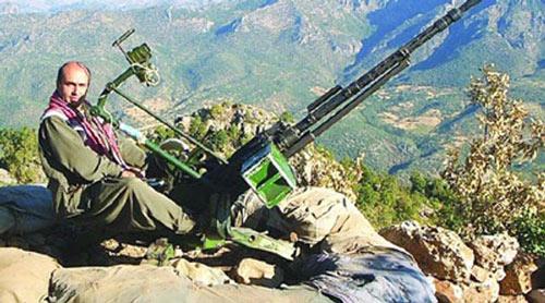 <b>Serdar Kaya:</b> Devrimci Karargah Örgütü'nün atası olarak kabul edilen Partizan Yolu hareketi, 1988'de adını 16 Haziran Hareketi olarak değiştirdiğinde önderi Serdar Kaya idi. Birçok terör eyleminde imzası bulunan örgüt üyeleri operasyonla yakalanıyor. Kaya da yakalanıp tutuklanıyor. Örgüt, 1992'den 2008'e kadar hiçbir eylemde bulunmuyor. Kaya da tutuksuz yargılanmak üzere serbest bırakılınca Hollanda'ya kaçıyor.<br><br><b>Muhammet Karataş - Zaman</b>