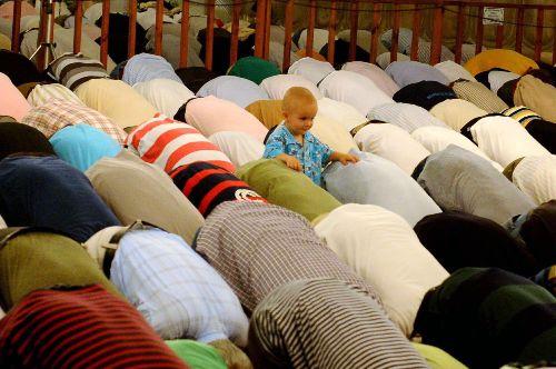 İslam âlemi, on bir ayın sultanı Ramazan'ı müjdeleyen Berat Kandili'ni idrak etti. Af ve mağfiret kapılarının sonuna kadar açıldığı gecede günahlardan arınmak isteyen binlerce inanan camilere koştu.