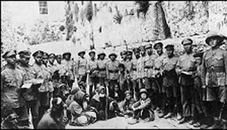 <I>Aralık 1917. İngilizler Kudüsü ele geçirdikten sonra Yahudi Lejyonu Askerleri Batı Duvarında</I><br><br></b>NE TANRIDAN NE DE ŞEYTANDAN KORKUYORLAR<br><br><b>
Avustralyalıların yoksun olduğu şey, askerlerin disiplin ve görgü olarak bildiği şeydir; fakat bunu savaştaki korkusuzlukları ve ölümü küçümsemeleri ile telafi ediyorlardı. Bu sarp uçurumlarda, gözü kara bir direnişin karşısında tutunma noktası elde etmiş olmalarının gösterdiği gerçek, üstün bir insan ırkından olmalarıydı.
Türkler bunları denize dökmek için kendilerini boş yere defalarca üzerlerine doğru savurdular. Türkler Allah Allah diye hücum ediyorlar, Avustralyalılar siperlerinin üstünden fırlayarak gelin gıcık herifler diye cevaplıyorlardı. Hiçbir şeyden korkmuyorlardı, ne Tanrı, insan ve ölümden, ne de Şeytandan.
<I>(Avustralyalı ve Yeni Zelandalılar S. 142)</I>