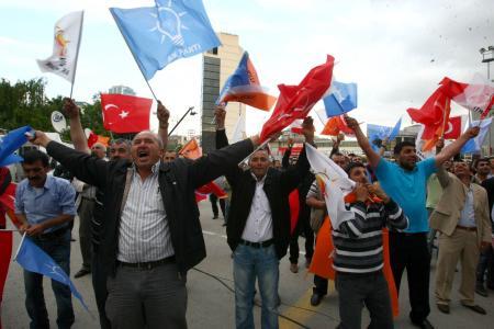 Seçim sonuçlarının açıklanmasıyla beraber dünya ajansları ilk sonuçları flaş geçti. Ajanslar Ak Parti'nin 3. defa tek başına iktidara gelmek üzere olduğuna dikkat çekti.