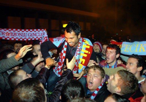 Trabzonspor'un, anlaşma sağladığı Brezilyalı sol kanat oyuncusu Alan Carlos Gomes Da Costa ''Alanzinho'', Trabzon'a geldi. Alanzinho'yu 500 kişilik coşkulu bir taraftar grubu karşıladı.