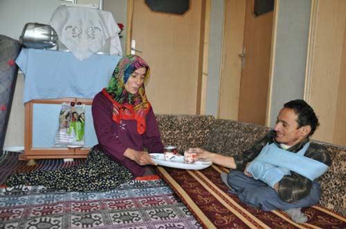 Aşure Güney, tüm sağlık problemlerine rağmen eşiyle birbirlerini ilk günkü gibi sevdiklerini söyledi. Bugüne kadar çok sıkıntı yaşadıklarını ancak bu durumu hiç sorun etmediklerini belirten Güney, "Evlendikten sonra doktorlar rahatsızlığımdan dolayı zor olacağından çocuk yapmamam konusunda beni uyardı. Açıkçası ben bu uyarıya çok dikkate almadım. Çocuklarıma hamile kaldığımda ve dünyaya geldiklerinde hüzün ile mutluluğu aynı anda yaşadım. Ancak bunu çevreme hiç yansıtmadım. Onların bakımı zor oldu. Özellikle benim de doğumda öğrendiğim ikiz çocuklarım Mustafa ile Hacer'in bakımında çok zorlandım. Bazen onlar ağladı, ben ağladım. Ama şimdi biri 11, diğer ikisi 8 yaşında ve gayet sağlıklı bir şekilde yaşamlarını sürdürüyorlar" diye konuştu.