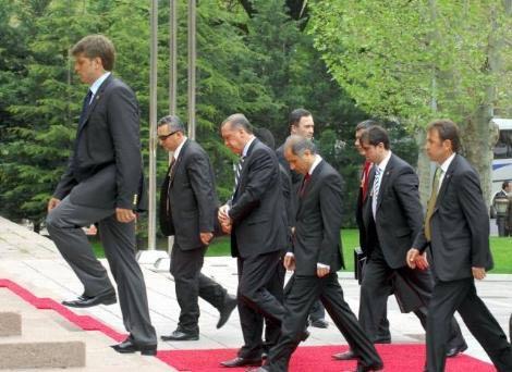 Bakanlar Kurulu, Başbakan Recep Tayyip Erdoğan başkanlığında toplandı. Toplantıya, yeni göreve başlayan bakanlar da katıldı. 27 koltuklu ilk Bakanlar Kurulu'ndan ilk kareler: