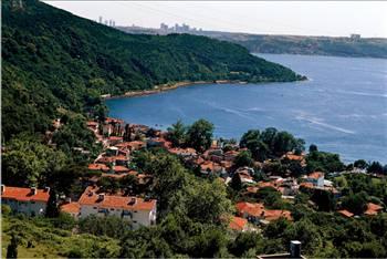 Anadolu Kavağı'nda İstanbul Boğazı'nın Karadeniz'le buluştuğu noktayı izlemek