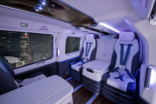 Led ışıklar hava fanlarının tam ortasında mücevhere benziyor. İlk kez bir helikopterin zemininde ve tavanında gerçek ahşap kullanılmış. Arka kısımdaki bavul kompartmanı da bir hayli geniş ve fonksiyonel. Üst kısımdaki ceket askılarından tutun da geniş çekmecelere kadar hiçbir detay atlanmamış.