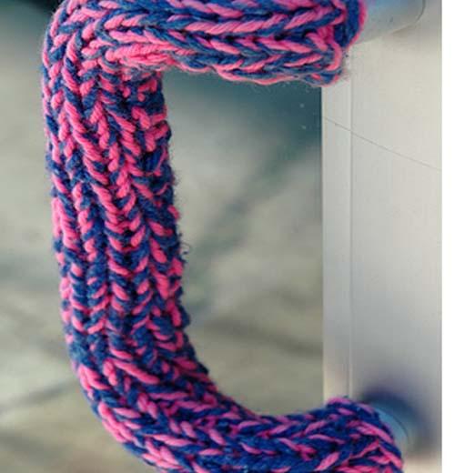 <p>"Knitta Please" adlı grup, sokak lambaları, elektrik direkleri, park metreler ve telefon kulübeleri gibi şehir içinde bulunan kamuya ait eşyaları hatta bazen beğenmedikleri heykelleri rengarenk yünlerden ördükleri kazaklarla giydiriyorlar. Amaçları ise metropolün gri görüntüsüne sıcak bir yüz kazandırabilmek.</p>
<p>Magda Sayeg ve ekibi ABD'yi dolaşarak gördüğü her demir yığınının üzerine kırmızı, yeşil, sarı, mavi yünlerle, ters, düz, seramik, pirinç örgülerle kaplıyor. Hatta bu son sokak modası Avrupa'ya da sıçramaya başladı.</p>