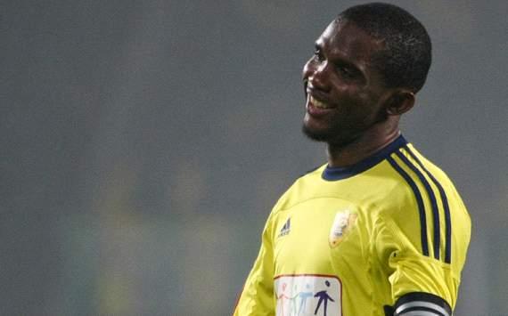 SAMUEL ETO'O

Samuel Eto'o, 'kara kıta' Afrika'nın yetiştirdiği en önemli yıldızlardan biri. Real Madrid, Barcelona ve İnter gibi dünyanın en iyi takımlarında oynayan Samuel Eto'o, şampiyonluk yaşamaktan bıkmış olmalı ki, 2011 yılında yıllık alacağı 23,3 milyon Euro'nun cazibesine kapılarak Rusya ligi takımlarından Anzhi Mahaçkala'ya transfer oldu. Bu rakam, İnter'de aldığı ücretin tam 3 katıydı. Tatmadığı başarı, oynamadığı büyük kulüp kalmayan Eto'o için artık başarıdan ziyade 'dünyalık yapma' dönemi gelmişti! Eto'o, yıllık 23,3 milyon Euro ile en çok kazanan futbolcular listesinde 4. sırada bulunuyor.