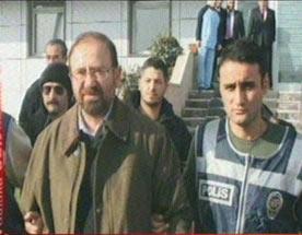 Emekli Tuğgeneral Levent Ersöz, Ankara'da tedavi gördüğü hastanede yakalanırken, Ersöz'ün yakalanma anı objektiflere böyle yansıdı. Fotoğraflar: Zafer Kütük / Star Gazetesi
