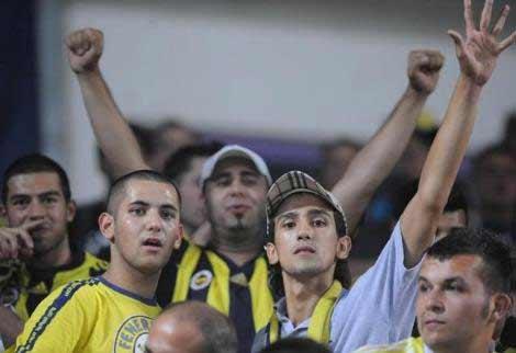 Fenerbahçe İstanbul'da 2-0'la geçtiği Macar ekibi MTK'yı kendi evinde gole boğdu. 5-0 biten maçta Semih 4 gole imza attı!