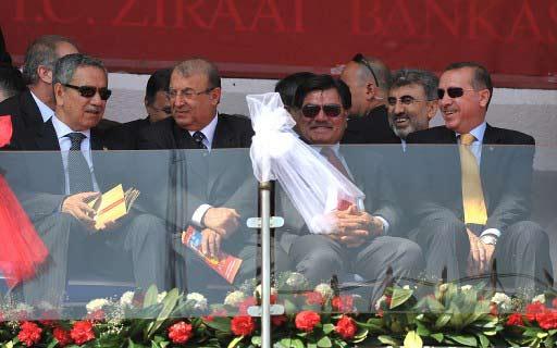 19 Mayıs Atatürk'ü Anma ve Gençlik ve Spor Bayramı, yurt genelinde törenlerle kutlandı. Ankara'da bayram Cumhurbaşkanı Gül'ün de katıldığı törenle, 19 Mayıs Stadyumu'nda kutlandı.
