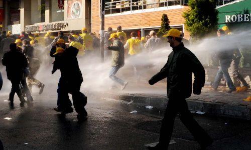 İ Mayıs'ta taksim Alanına girmeye çalışan gruplarla polisler arasındaki gerilimden görüntüler...