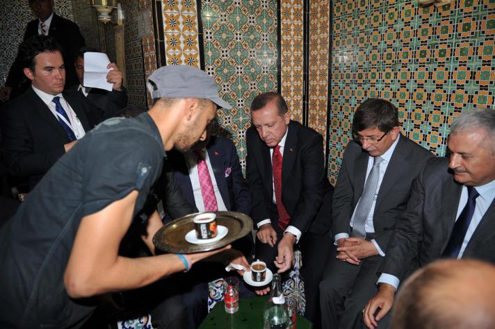 Başbakan Erdoğan, T&uuml;rk kahvesi satan bir d&uuml;kkanda bakanlarla sohbet etti ve T&uuml;rk kahvesi i&ccedil;ti.