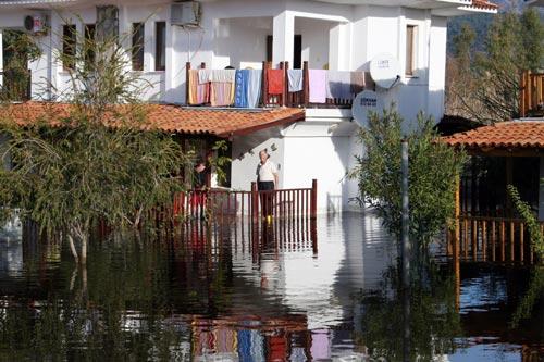 Muğla'nın Fethiye ilçesinde önceki gün etkili olan yağış nedeniyle yabancıların kaldığı villaları su bastı. Taşan kanallar, Fethiye'de Venedik'i aratmayan görüntüler oluşmasına neden oldu.