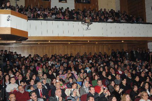 Güneydoğu'da bir aydır yaşanan sokak eylemleri ve gerginlikten bunalan Diyarbakırlılar, sanatçı Mustafa Keser'in konseriyle stres attı.