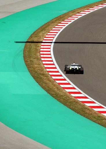 Formula 1'de sezonun 7. yarışı olan ING Türkiye Grand Prix'sinde, bugün yapılan sıralama turunun galibi Red Bull Racing'in Alman pilotu Sebastian Vettel oldu