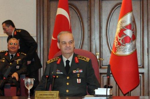 Org. Başbuğ, Türkiye'nin kilitlendiği 'belge' ile ilgili basına konuştu. Başbuğ, 'belge'yi bir kağıt parçası' olarak tanımladı, "TSK üzerinden elinizi çekiniz" dedi. Baykal'ın isitfa imasını kâle bile almadı: