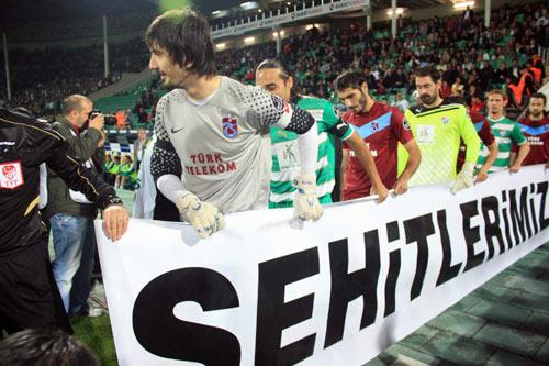 Bu arada, her iki takım futbolcuları ve hakemler, Şehitlerimizi saygıyla anıyoruz yazılı pankartlı birlikte taşıyarak sahaya çıktı. Bu sırada Atatürk Stadında duygusal anların yaşandı. Trabzonspor takımı, ayrıca kollarında siyah bant taşıdı. Maç, şehitlere saygı için Türkiye Futbol Federasyonu'nun aldığı karar gereği 3 dakika geç başladı.