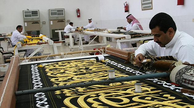 Kabe'nin altın işlemeli örtüsü