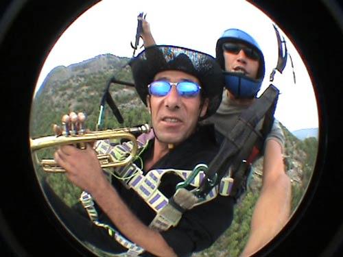 Muğla'nın Fethiye ilçesinde yamaç paraşütü ile atlayan kovboy kıyafetli müzisyen, yerden bin 800 metre yüksekte konser verdi. Babadağı'ndan cenaze marşıyla başlayan uçuş sahilde Gençlik Marşı ile son buldu.