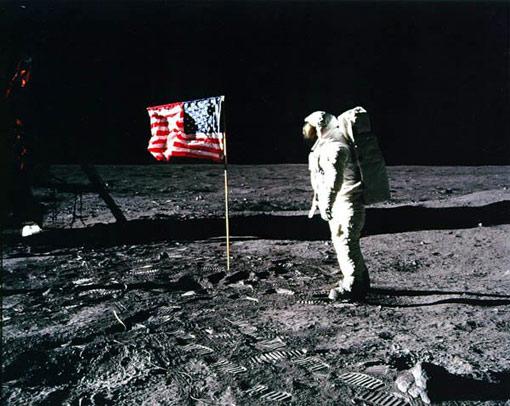 Ay'da ilk adımlar, Aya insanlı ilk iniş sırasında Edwin Aldrin tarafından çekildi. Fotoğraflar stüdyoda yeniden düzenlendi. Ancak buna rağmen fotoğrafın sahte olduğu tartışmaları o gün bugün sürüyor...