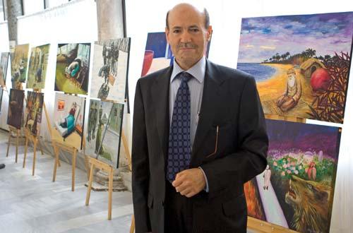 <b>Ressam Arif Ergun.</b>
<br>
İki yıl boyunca çalıştı.
<br><br>
Urve bin Zübeyir`in, Abbad bin Bişr`in, Bayezid-i Bestami`nin, Bediüzzaman Said Nursi`nin ve günümüzdeki nice namaz kahramanının muhteşem namazlarını resim sanatıyla anlattı.
<br><br>
Dünyada bir ilki gerçekleştirdi ve Namaz Resimleri Sergisi açtı.