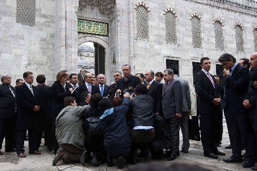 Erdoğan, bayram namazını Sultanahmet Camisi'nde kıldı.