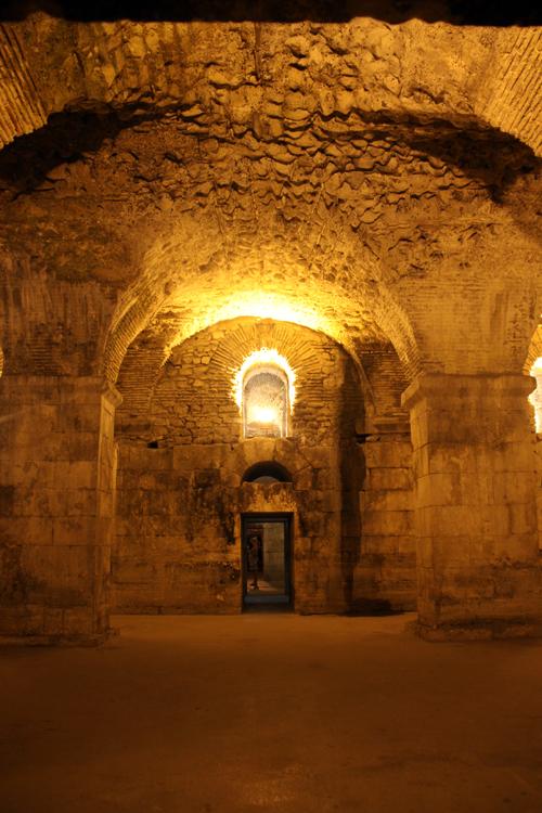 Diocletion Sarayı, Bizim Yerebatan Sarnıcını  hatırlatan bir mimariye sahip.