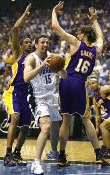 Hidayet'in de forma giydiği NBA final serisi 4. maçında Los Angeles Lakers, Orlando Magic'i uzatmalarda yıkmayı başarırken malesef Hidayet son anlarda kendine bağlanan umutları yıktı