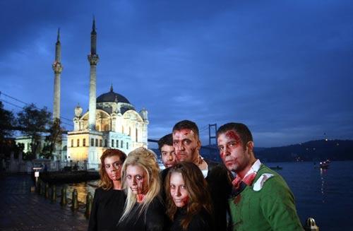 Kanalın Pazarlama Müdürü Gonca Kuzuloğlu, AA muhabirine yaptığı açıklamada, 2003 yılından beri yayımlanan ve milyonlarca fanatiği olan çizgi romanın uyarlaması olan dizinin, hayatta kalmaya çalışan bir grup insanın, yürüyen acımasız ölülerden kaçışını anlattığını belirtti.