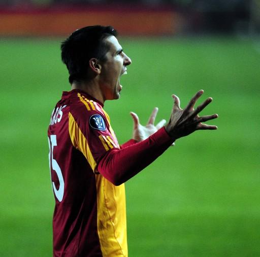 G.Saray-Hambur maçında Ali Sami Yen tartihi günlerinden birini daha yaşarken protokol tribününde ağı isimler vardı.