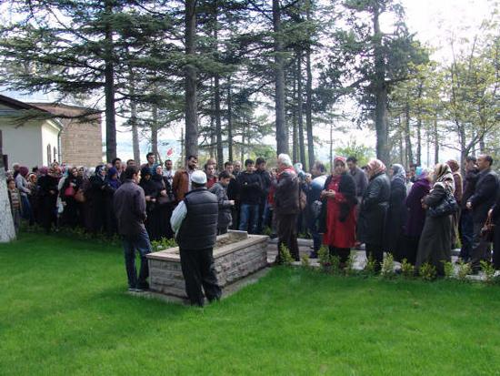 Bahadıroğlu, Ertuğrul Gazinin hizmetinde bulunan silah arkadaşlarının medfun bulunduğu kabirler...