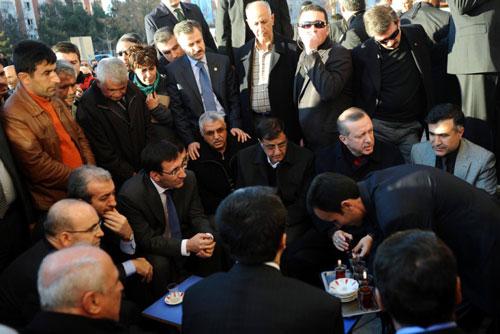 Başbakan Erdoğan Batman'da bir çay ocağında vatandaşın dertlerini dinledi...