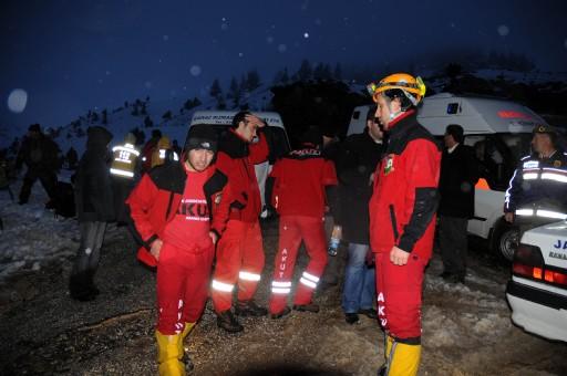 BBP lideri Yazıcıoğlu'nu taşırken düşen hekikoptere ulaşma çabaları aralıksız sürüyor. Helikopter için adeta bir ordu seferber edildi...