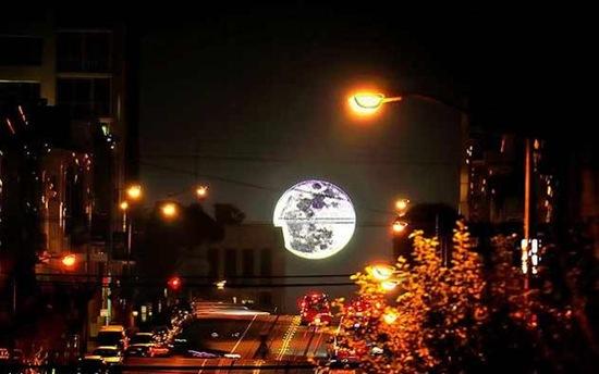 Süper Ay (Supermoon) olarak anılan aylar öncesinden merakla beklenen bu geçişte, Ayın Dünyaya olan uzaklığı 356 bin 574 kmye düştü.