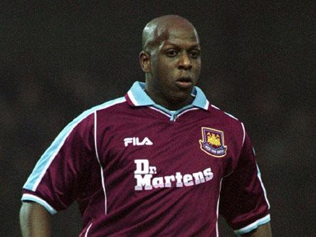 Titi Camara: Lens, Marsilya ve Liverpool gibi takımlarda oynayan Gineli futbolcu Camara, 2010'da Spor Bakanı oldu ve halen bu görevde bulunuyor